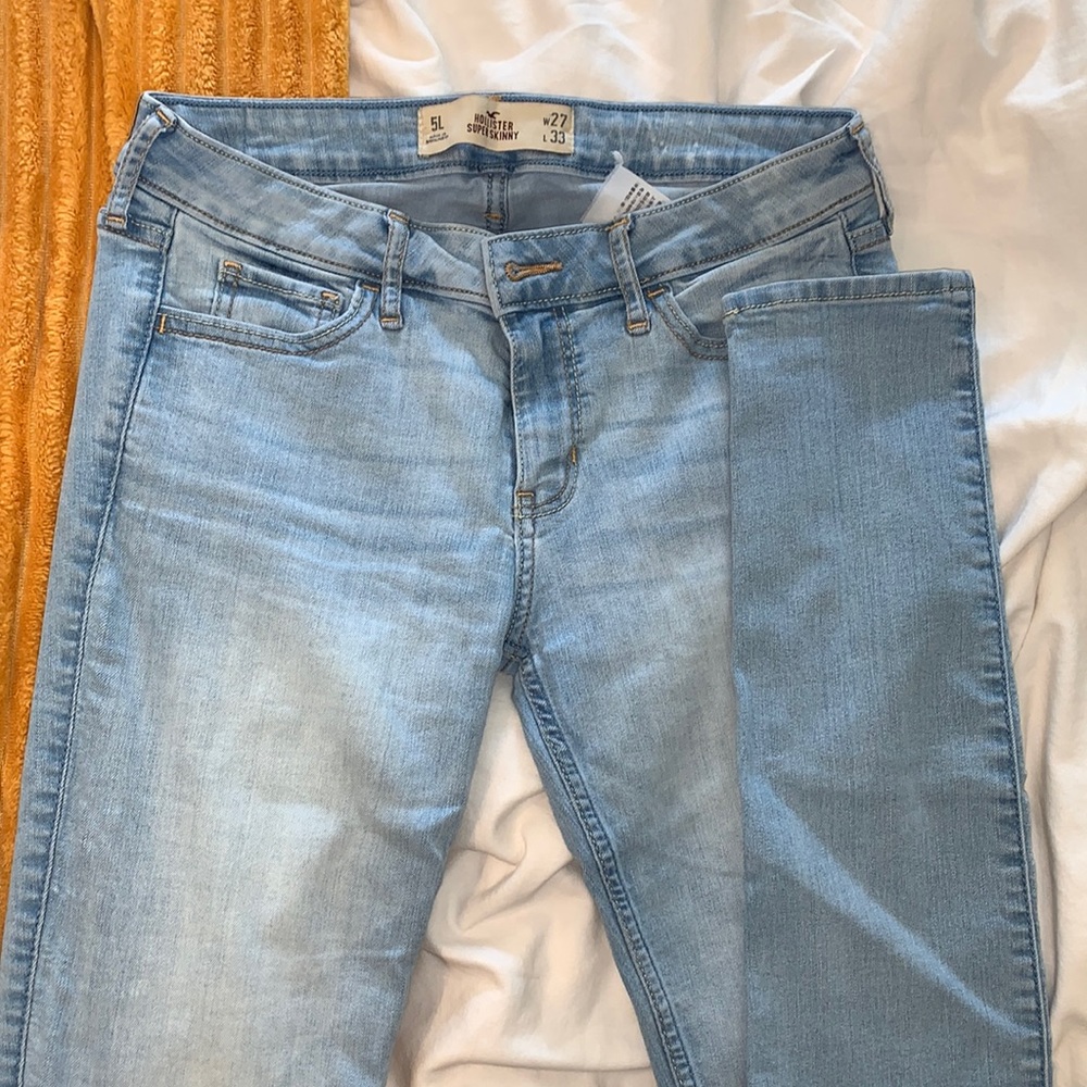 HOLLISTER LIGHT WASH SKINNY JEANS